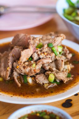 Tayland domuz boynu ve bitki salatası Tayland 'ın popüler geleneksel bir Tayland yemeğidir. Baharatlı Kıymalı Domuz Salatası da Pla Moo olarak bilinir..