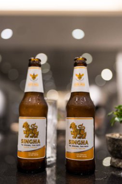 Bangkok, Tayland - 27 Temmuz 2025: Restorandaki masada iki şişe soğuk Singha birası