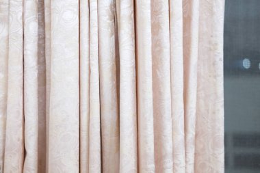 Evdeki pencere dekorasyonunda pembe perdeler