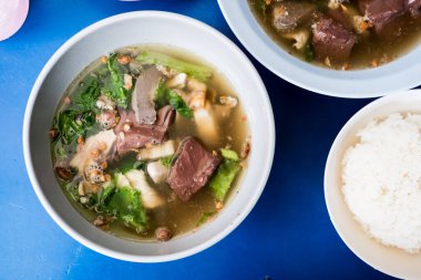 Domuz bağırsakları ve kanlı reçelli çorba kasesi ve pilav. Asya yemeği tarzı.