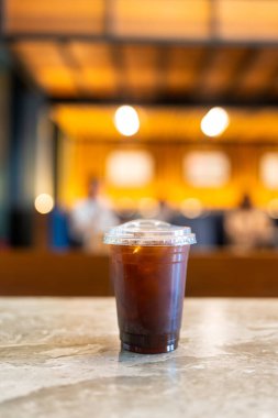 Bir bardak buzlu ya da americano kahvesi, ferahlatıcı bir içecek.