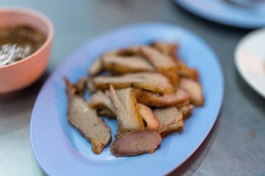 Tayland usulü ızgara domuz boynu ya da haşlanmış domuz boynu.