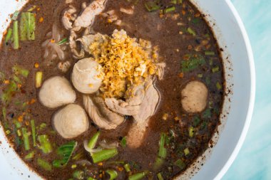 Bir kase Tayland usulü erişte çorbası, biftek ve domuz eti, ünlü Tayland usulü şehriye çorbası.