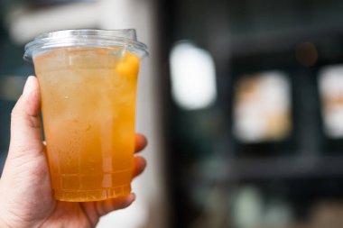 Buzlu şeftali çayı, yaz içeceği ya da restoran menüleri için mükemmel.