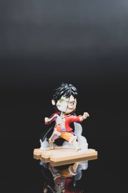 Bangkok, Tayland - 31 Temmuz 2025: Mighty Jaxx 'ten Luff' ın kör kutusu. Vinil Sanat Oyuncak 1 Kör Kutusunda 1 Koleksiyon var. Koleksiyon adı Freeny 's Hidden Disectibles: One Piece Wano Arc Edition