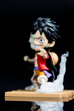 Bangkok, Tayland - 31 Temmuz 2025: Mighty Jaxx markasından Figure Luff ve ürün adı Mighty Jaxx Freeny 's Hidden Disectibles: One Piece Wano Arc Edition