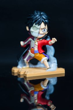 Bangkok, Tayland - 31 Temmuz 2025: Mighty Jaxx 'ten Luff' ın kör kutusu. Vinil Sanat Oyuncağı. Koleksiyon adı Freeny 's Hidden Disectibles: One Piece Wano Arc Edition