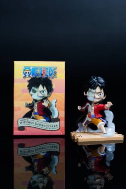 Bangkok, Tayland - 31 Temmuz 2025: Mighty Jaxx markasından Figure Luff ve ürün adı Mighty Jaxx Freeny 's Hidden Disectibles: One Piece Wano Arc Edition