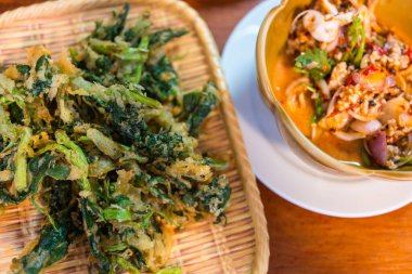 Baharatlı gevrek sabah zafer salatası (Yum Pak Boong Grob), kızarmış sabah zaferi ve baharatlı Tayland sosuyla lezzetli bir salata türüdür.