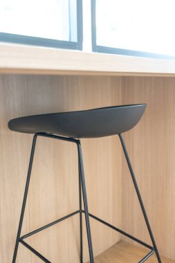 Kahve dükkanında siyah bir sandalye.