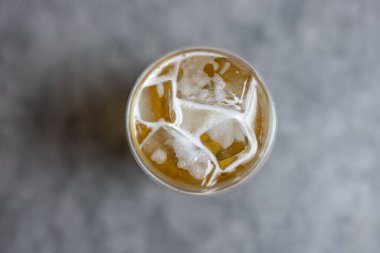 Bardakta buz olan biranın yüksek açılı görüntüsü