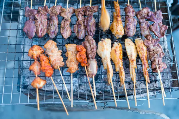 Izgarada bir sürü ızgara şiş var..