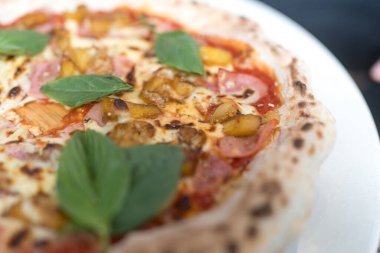 Jambonlu ve ananaslı Hawaii pizzası. Kapat.