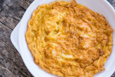 Lezzetli Tayland omleti beyaz tabakta