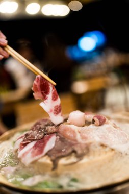 Tayland barbekü ızgarası, barbekü büfesi domuz eti, biftek tavası ve sebzeler çorbada, barbekü domuz yağlı gıdalar, Tayland dilinde Moo Kra Ta