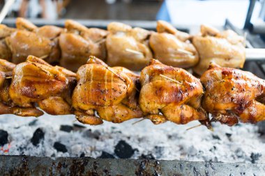 Tayland 'da bir sokak lokantasında ızgara tavuk. Taylandlı Gai Yang.