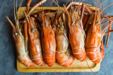 Ahşap tepside büyük nehir karidesi pişirdim. Üst görünüm ve kapatma