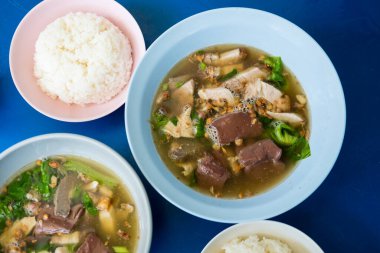 Domuz bağırsağı, kan jölesi ve pirinçli çıtır domuz çorbası. Tom Lued Moo çorbası, Tayland yemeği