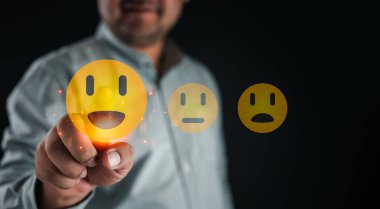 Müşteri memnuniyet değerlendirmesi anket konsepti. Müşterinin eli tarafından sunulan en iyi memnuniyet derecelendirme hizmeti mükemmel derecelendirme ile mutlu bir yüz sergilemektedir. Müşteri tecrübesi,