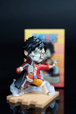 Bangkok, Tayland - 8 Ağustos 2025: Mighty Jaxx 'ten Luff' ın kör kutusu. Vinil Sanat Oyuncağı. Koleksiyon adı Freeny 's Hidden Disectibles: One Piece Wano Arc Edition