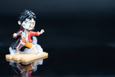 Bangkok, Tayland - 8 Ağustos 2025: Mighty Jaxx 'ten Luff' ın kör kutusu. Vinil Sanat Oyuncak 1 Kör Kutusunda 1 Koleksiyon var. Koleksiyon adı Freeny 's Hidden Disectibles: One Piece Wano Arc Edition