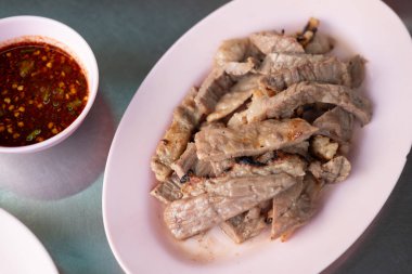 Baharatlı soslu ızgara Tayland eti. Tayland yemeği.