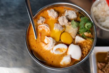 Tom Yum. Tayland usulü sıcak ve baharatlı karidesli deniz ürünleri. Tayland yemeği.