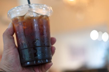 Bir bardak buzlu americano kahvesi.