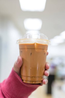 Bir bardak buzlu Tayland sütlü çayını yakından çek.