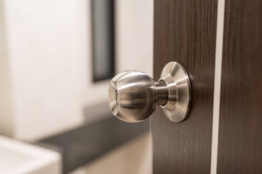 Banyo kapısı kolu, ahşap banyo kapısı.