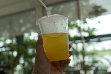 Elimde soğuk portakal suyunun yarısı kaldı.