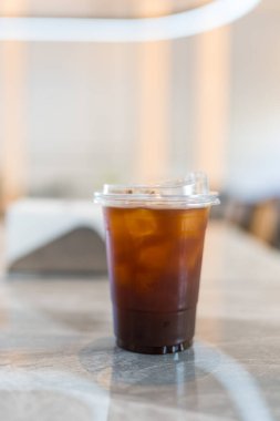 Mermer masada bir bardak buzlu sade kahve.