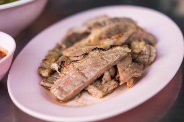 Pembe tabakta servis edilen mükemmel ızgara Tayland bifteği. Kapat..