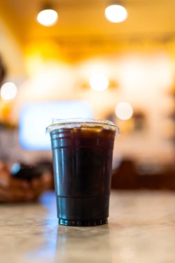 Kafedeki şeffaf bardakta buz americano kahvesi.