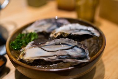 Lokantada çiğ istiridye.