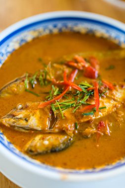 Kırmızı köri soslu uskumru balığı dilimlenmiş kaffir limon yaprağı ve biberli. Taylandlı adı Uskumru Chu Chee..