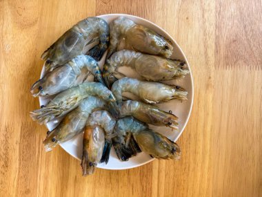 Taze soyulmuş Tayland nehri karides malzemesinin yüksek açılı görüntüsü pişirmeye hazırlanıyor