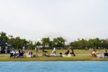 Açık hava parkının arka planında birçok insan var. Bulanık arkaplan