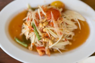 Baharatlı Papaya Salatası. Canlı ve cezbedici bir papaya salatası. Taze tat ve dokularla dolu. Canlı renkleriyle gözler için bir ziyafet.