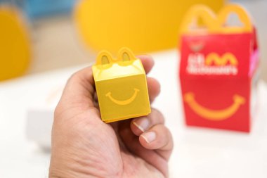 Bangkok, Tayland - 18 Ağustos 2025 McDonald 's Happy Meal 2025 Little McDonald' s 'dan bir oyuncak.