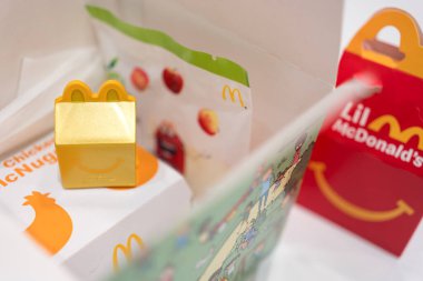Bangkok, Tayland - 18 Ağustos 2025 McDonald 's Happy Meal 2025 Little McDonald' s 'dan bir oyuncak.