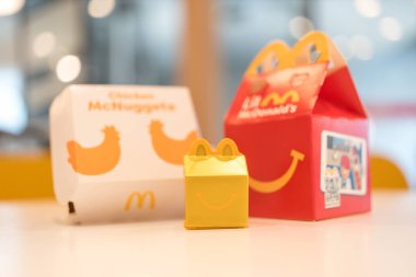 Bangkok, Tayland - 18 Ağustos 2025 McDonald 's Happy Meal 2025 Little McDonald' s 'dan bir oyuncak.