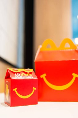 Bangkok, Tayland - 18 Ağustos 2025 McDonalds 'dan oyuncaklarla dolu bir paket, Little McDonald' s koleksiyonu. 10 tasarımın hepsini topla