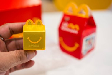 Bangkok, Tayland - 18 Ağustos 2025 McDonald 's Happy Meal 2025 Little McDonald' s 'dan bir oyuncak.
