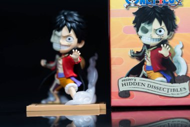 Bangkok, Tayland - 18 Ağustos 2025: Mighty Jaxx 'ın Luff kör kutusu. Vinil Sanat Oyuncağı. Koleksiyon adı Freeny 's Hidden Disectibles: One Piece Wano Arc Edition