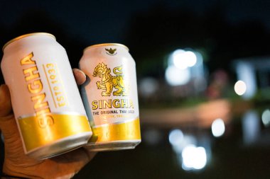 Bangkok, Tayland - 18 Ağustos 2025 Singha Beer The original Thai Beer on man hand. Kapat.