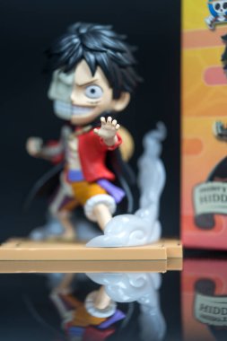 Bangkok, Tayland - 18 Ağustos 2025: Mighty Jaxx 'ın Luff kör kutusu. Vinil Sanat Oyuncağı. Koleksiyon adı Freeny 's Hidden Disectibles: One Piece Wano Arc Edition