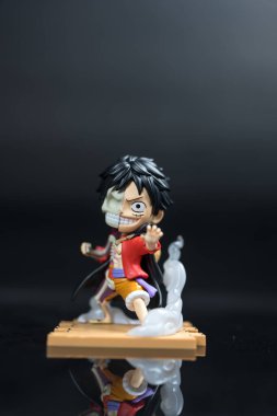 Bangkok, Tayland - 18 Ağustos 2025: Mighty Jaxx 'ın Luff kör kutusu. Vinil Sanat Oyuncak 1 Kör Kutusunda 1 Koleksiyon var. Koleksiyon adı Freeny 's Hidden Disectibles: One Piece Wano Arc Edition