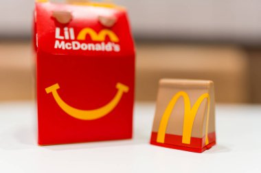 Bangkok, Tayland - 18 Ağustos 2025 Oyuncak Adı McDonald 's Happy Meal 2025 Little McDonald' s 'dan Paket Paket. 10 tipin hepsini topla