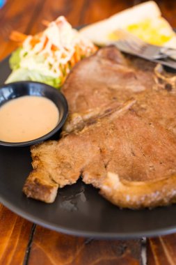 Salata ve tostlu biftek tabağı. Kapat.